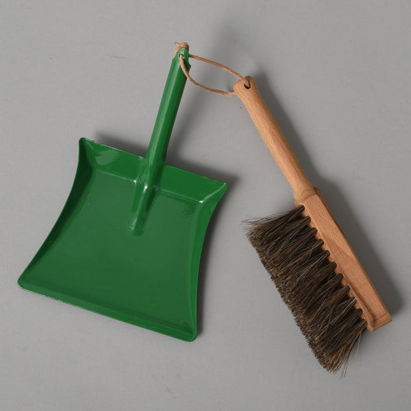 CHILDRENS DUSTPAN AND BRUSH GREEN