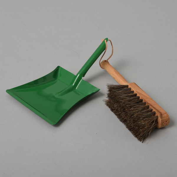 CHILDRENS DUSTPAN AND BRUSH GREEN