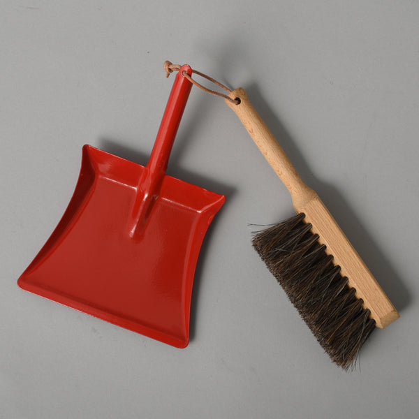 CHILDRENS DUSTPAN AND BRUSH RED