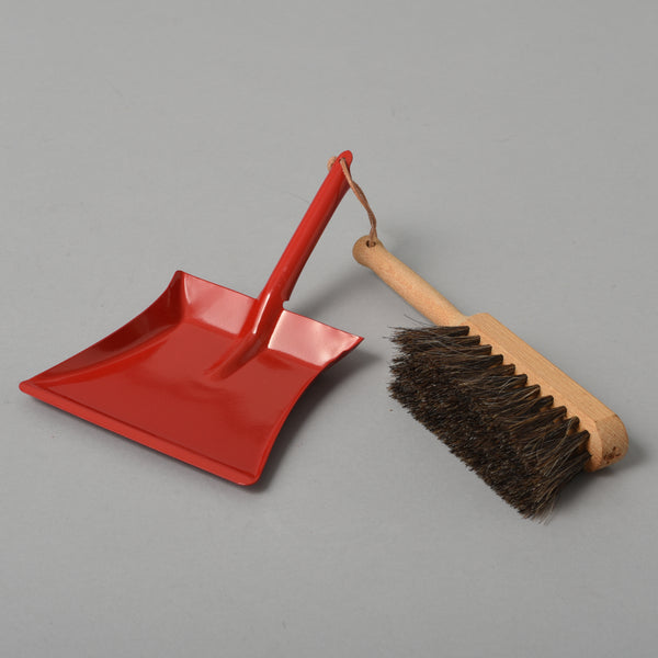 CHILDRENS DUSTPAN AND BRUSH RED